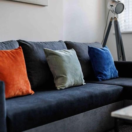 2 Bedroom House-Driveway - Bournemouth Hospital - Long Stay Discounts - Lima Apartments Ltd ภายนอก รูปภาพ