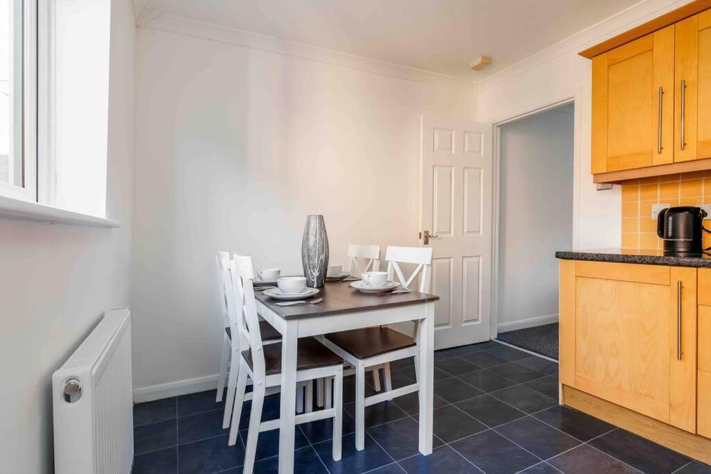 2 Bedroom House-Driveway - Bournemouth Hospital - Long Stay Discounts - Lima Apartments Ltd ภายนอก รูปภาพ