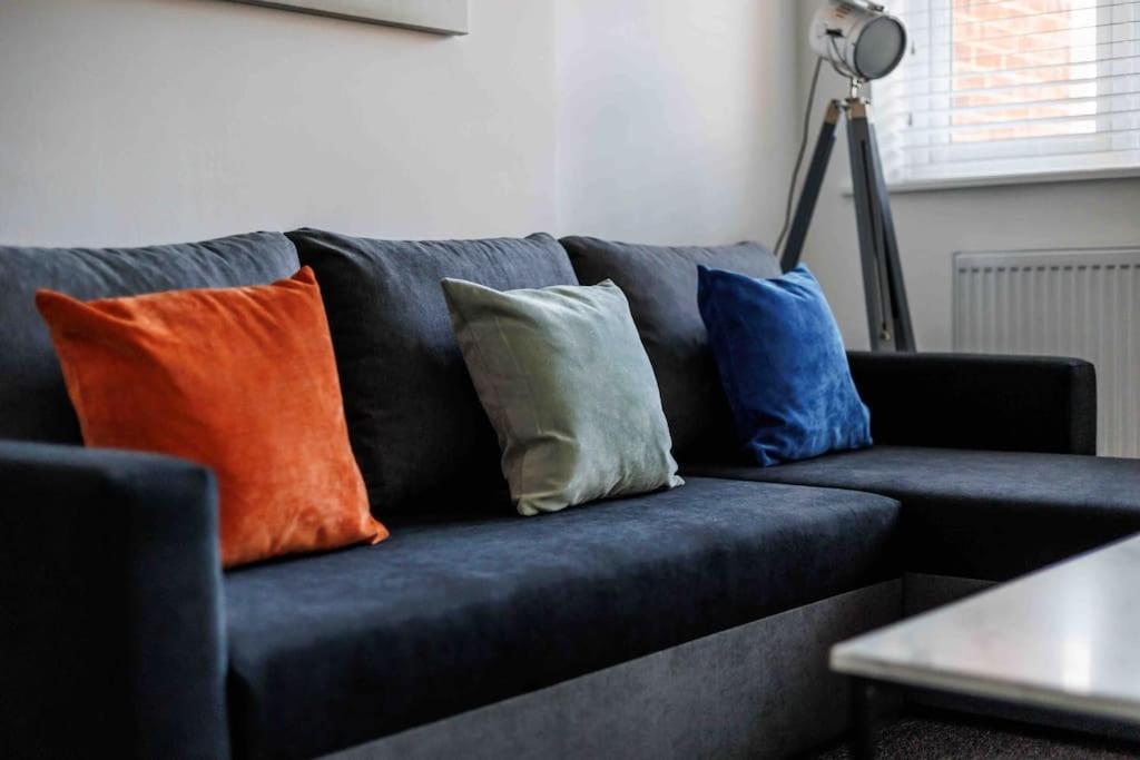 2 Bedroom House-Driveway - Bournemouth Hospital - Long Stay Discounts - Lima Apartments Ltd ภายนอก รูปภาพ