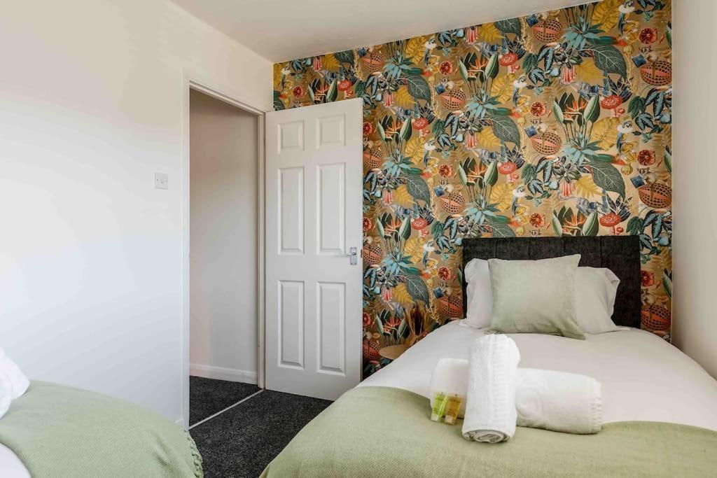 2 Bedroom House-Driveway - Bournemouth Hospital - Long Stay Discounts - Lima Apartments Ltd ภายนอก รูปภาพ