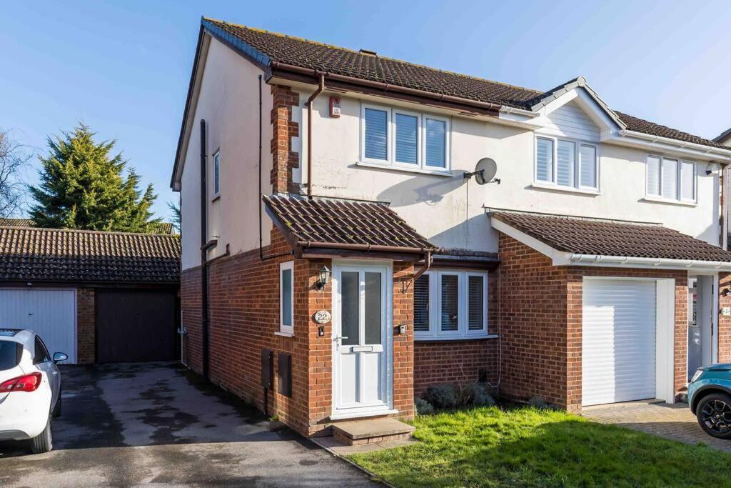 2 Bedroom House-Driveway - Bournemouth Hospital - Long Stay Discounts - Lima Apartments Ltd ภายนอก รูปภาพ