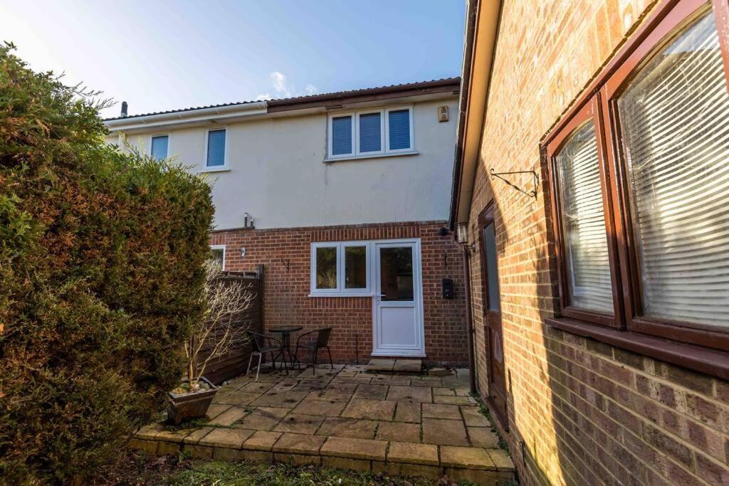 2 Bedroom House-Driveway - Bournemouth Hospital - Long Stay Discounts - Lima Apartments Ltd ภายนอก รูปภาพ