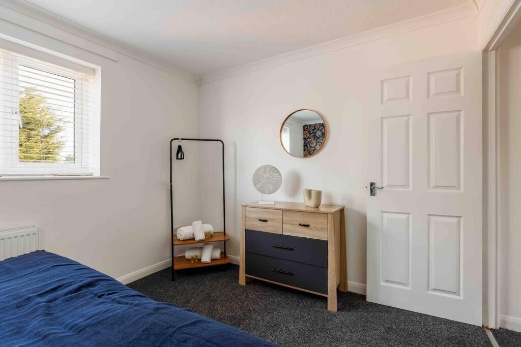 2 Bedroom House-Driveway - Bournemouth Hospital - Long Stay Discounts - Lima Apartments Ltd ภายนอก รูปภาพ