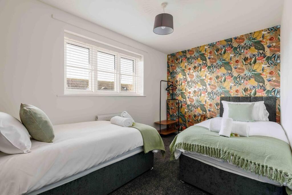 2 Bedroom House-Driveway - Bournemouth Hospital - Long Stay Discounts - Lima Apartments Ltd ภายนอก รูปภาพ