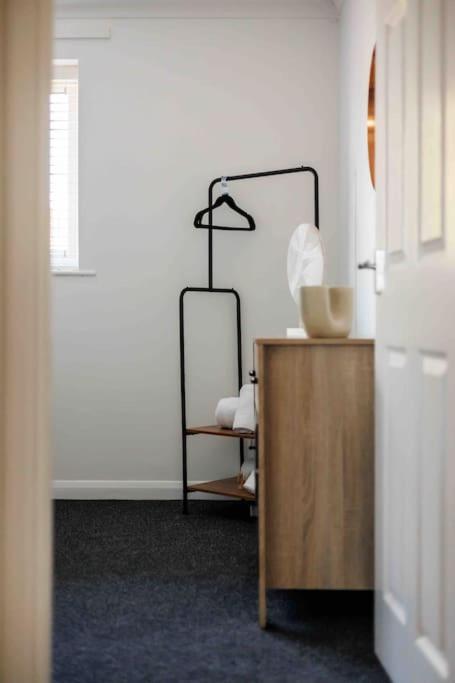2 Bedroom House-Driveway - Bournemouth Hospital - Long Stay Discounts - Lima Apartments Ltd ภายนอก รูปภาพ