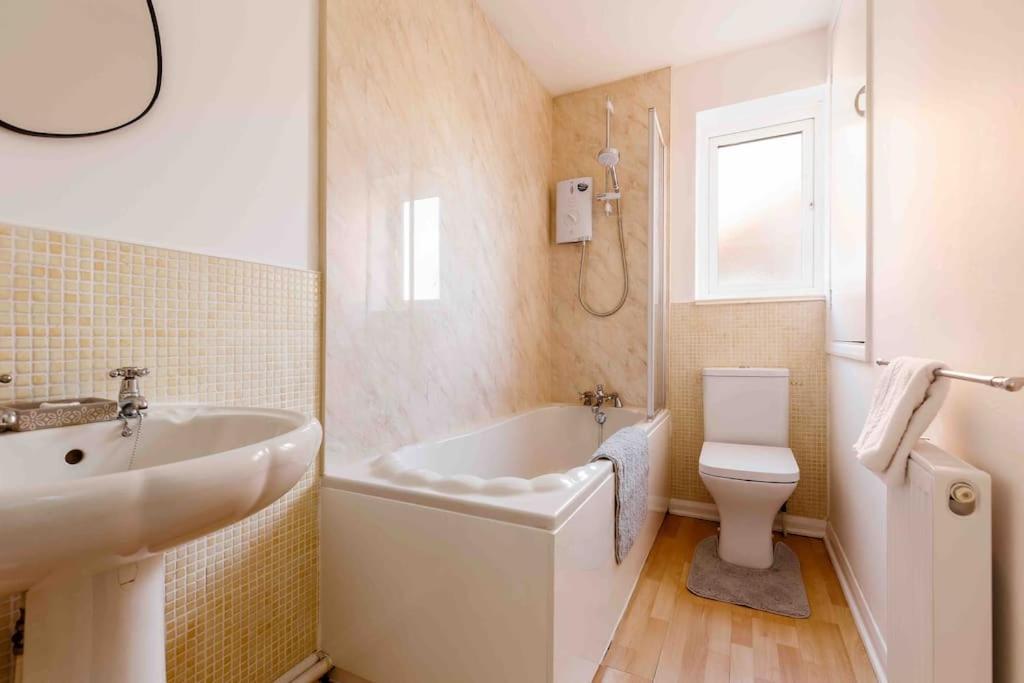 2 Bedroom House-Driveway - Bournemouth Hospital - Long Stay Discounts - Lima Apartments Ltd ภายนอก รูปภาพ