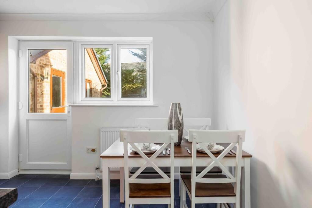 2 Bedroom House-Driveway - Bournemouth Hospital - Long Stay Discounts - Lima Apartments Ltd ภายนอก รูปภาพ