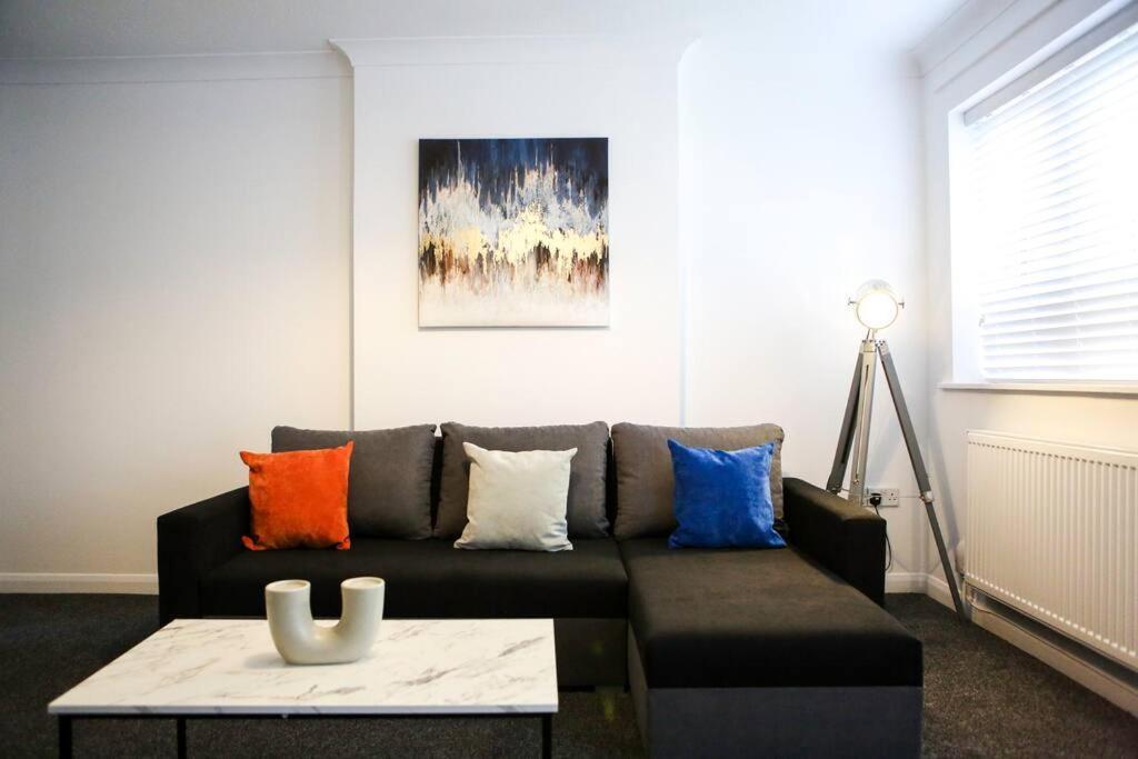2 Bedroom House-Driveway - Bournemouth Hospital - Long Stay Discounts - Lima Apartments Ltd ภายนอก รูปภาพ