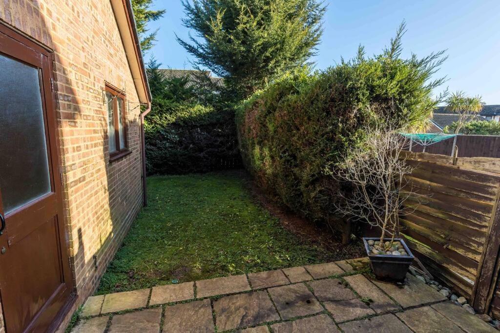 2 Bedroom House-Driveway - Bournemouth Hospital - Long Stay Discounts - Lima Apartments Ltd ภายนอก รูปภาพ